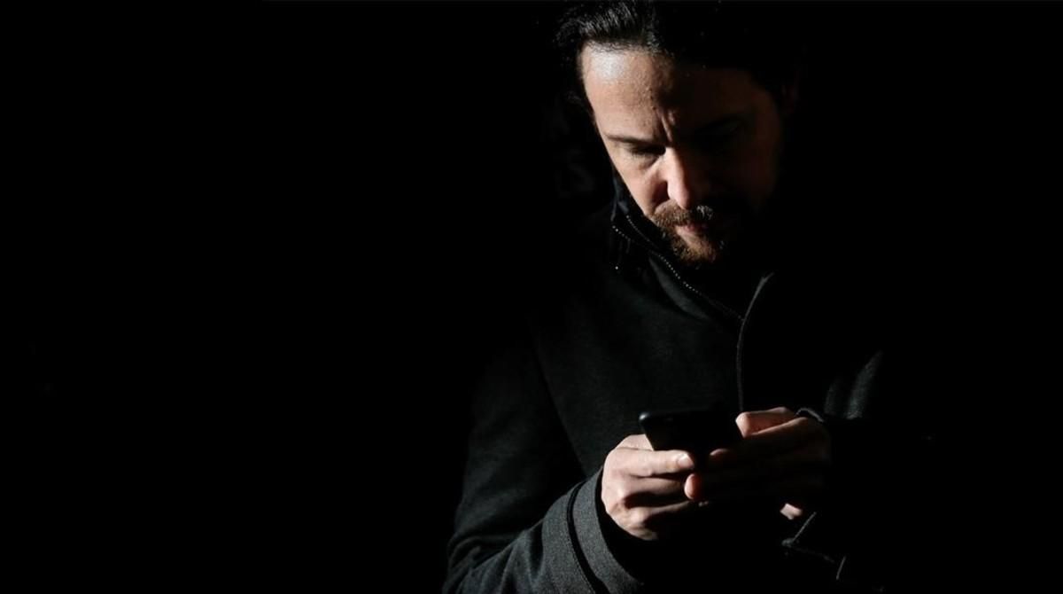 El secretario general de Podemos, Pablo Iglesias, escribe en el móvil. El secretario general de Podemos, Pablo Iglesias, escribe en el móvil.