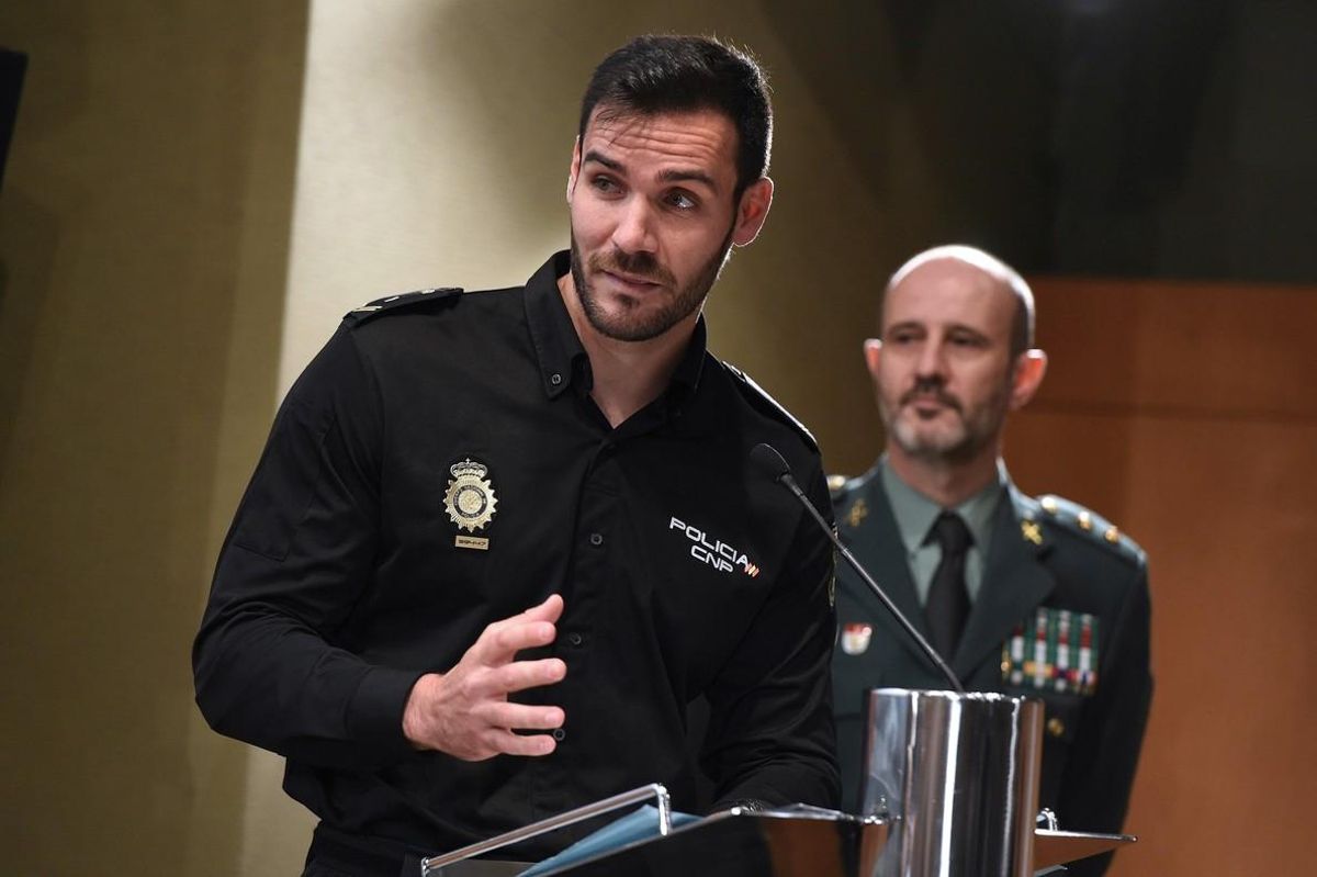 El Policía Nacional Saúl Craviotto durante su ponencia en la campaña informativa para los ciudadanos con consejos de autoprotección ante atentados terroristas. El Policía Nacional Saúl Craviotto durante su ponencia en la campaña informativa para los ciudadanos con consejos de autoprotección ante atentados terroristas.