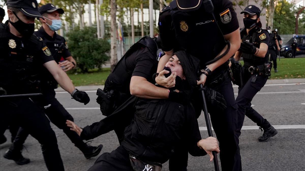 Càrregues policials en una concentració per la sanitat pública a Madrid
