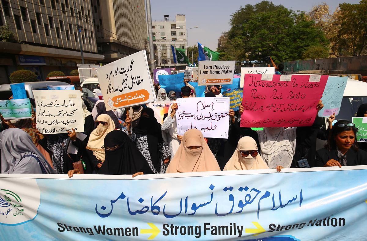 Partidarios del partido islamista Jamaat-e-Islami muestran pancartas durante una manifestación en Karachi (Pakistán), con motivo del 8-M. Partidarios del partido islamista Jamaat-e-Islami muestran pancartas durante una manifestación en Karachi (Pakistán), con motivo del 8-M.