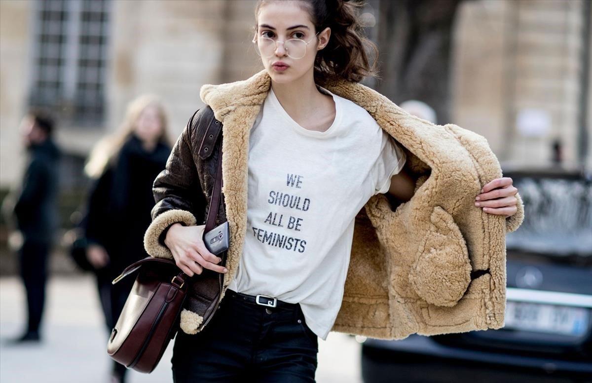 Una modelo luce la camiseta We should all be feminists (Todos deberíamos ser feministas) que comercializó Dior. 