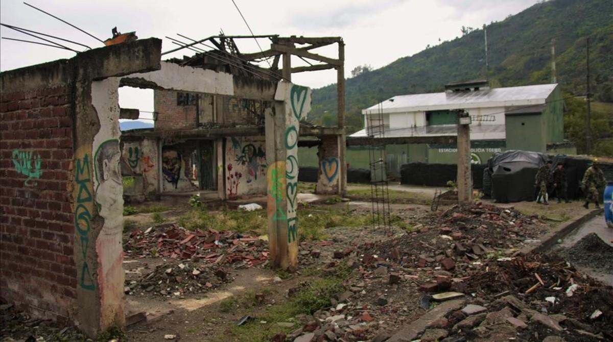 La comisaría de policía de Toribío, frente a los restos de edificios devastados en los combates contra las FARC.