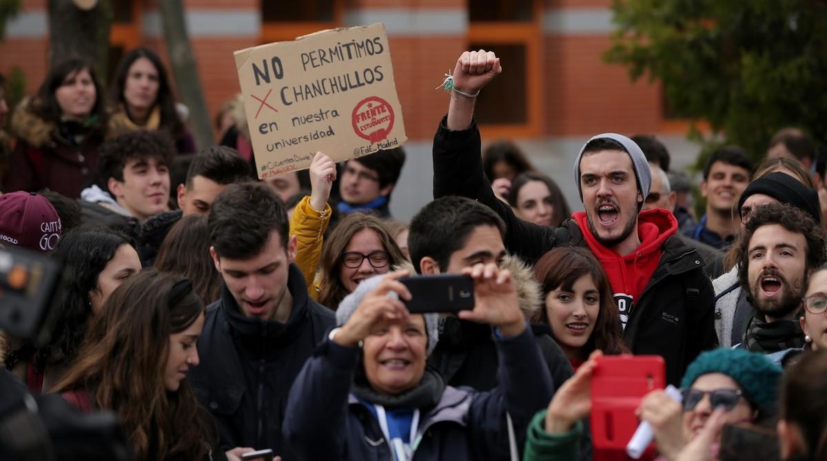 Los estudiantes de la Universidad Rey Juan Carlos protestan contra Cifuentes