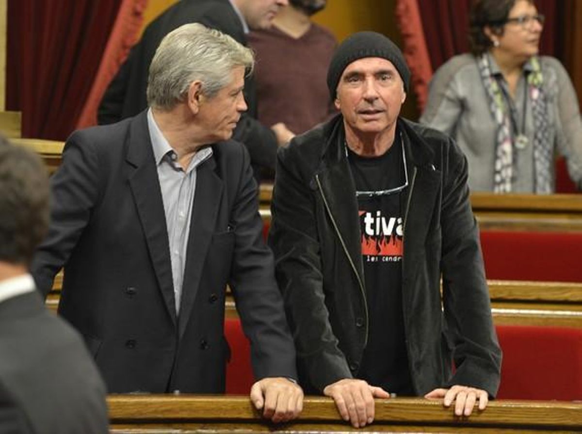 Lluís Llach junto al presidente de Súmate, Eduardo Reyes, en el pleno de ruptura. Lluís Llach junto al presidente de Súmate, Eduardo Reyes, en el pleno de ruptura.