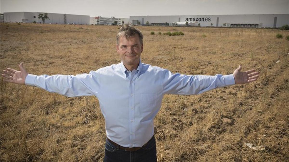 Fred Pattje, director general de Operaciones de Amazon en España, en el terreno donde se construirá la ampliación del centro logístico de San Fernando de Henares (Madrid). 