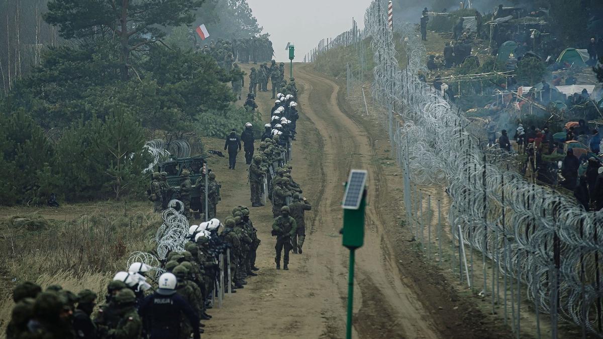 Efectivos polacos repelen a migrantes en la frontera con Bielorrusia