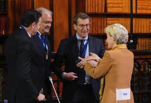 Alberto Núñez Feijóo y Esteban González Pons, este jeuves en Bruselas, con la presidenta de la Comisión Europea, Ursula von der Leyen, en la reunión de dirigentes del Partido Popular Europeo (PPE).