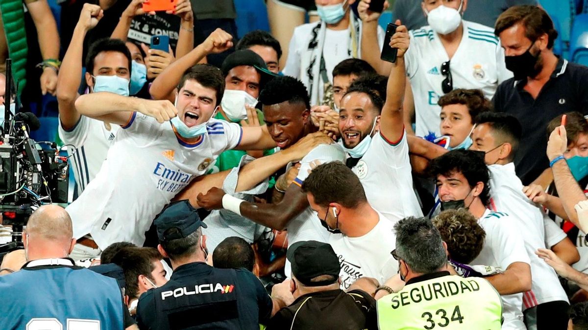 Vinícius celebra su gol con el público en la grada. Vinícius celebra su gol con el público en la grada.