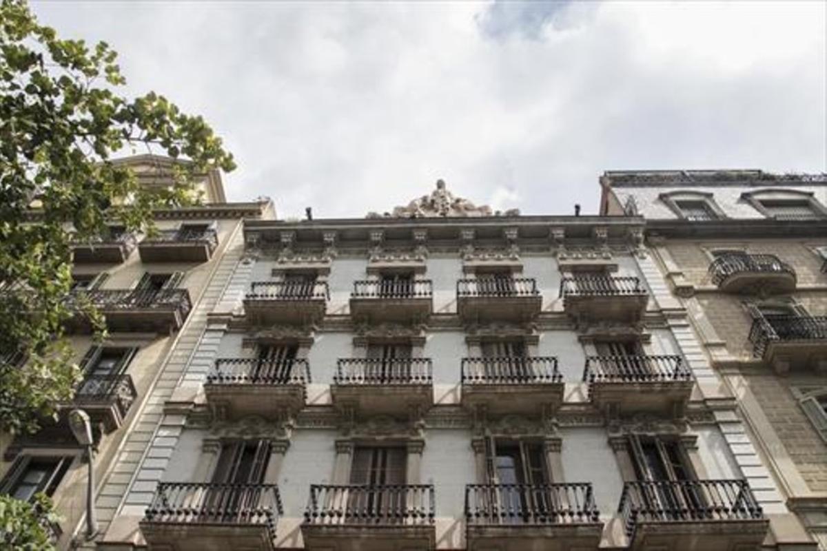 Fachada del edificio de la familia Argelich, en la rambla de Catalunya, donde se han rodado cien películas.