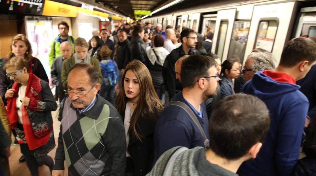 Usuarios del metro de Barcelona.