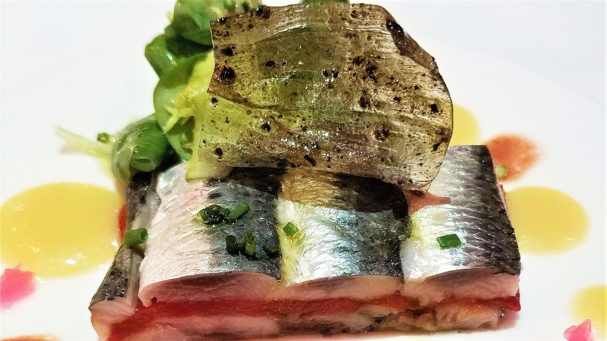 El prensado de sardinas con pimientos del piquillo de Mas Marroch. El prensado de sardinas con pimientos del piquillo de Mas Marroch.