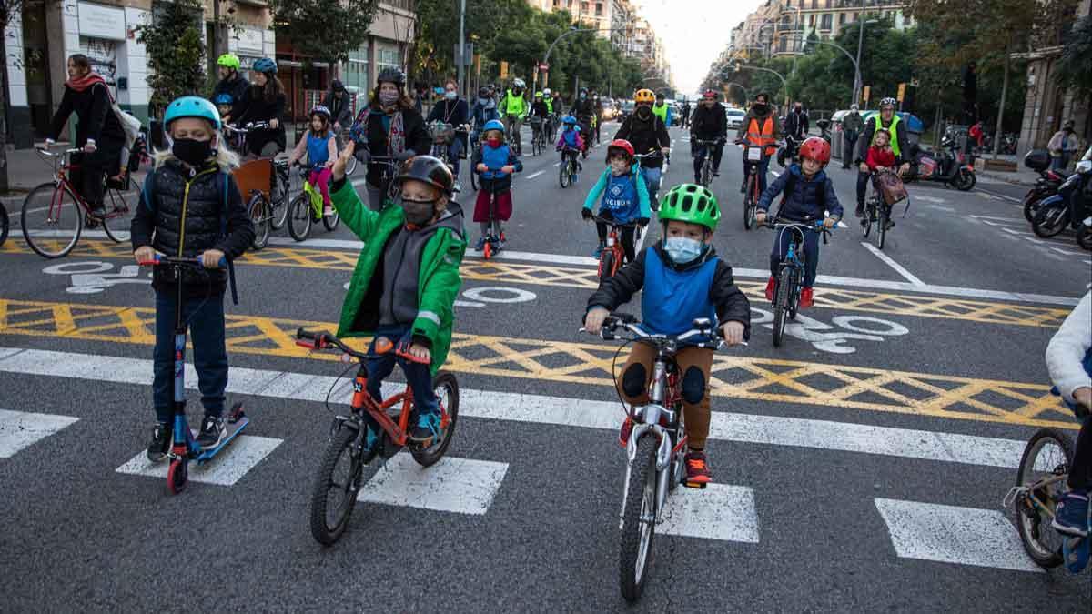 El bicibús del Eixample, circulando por la calle de Aragó