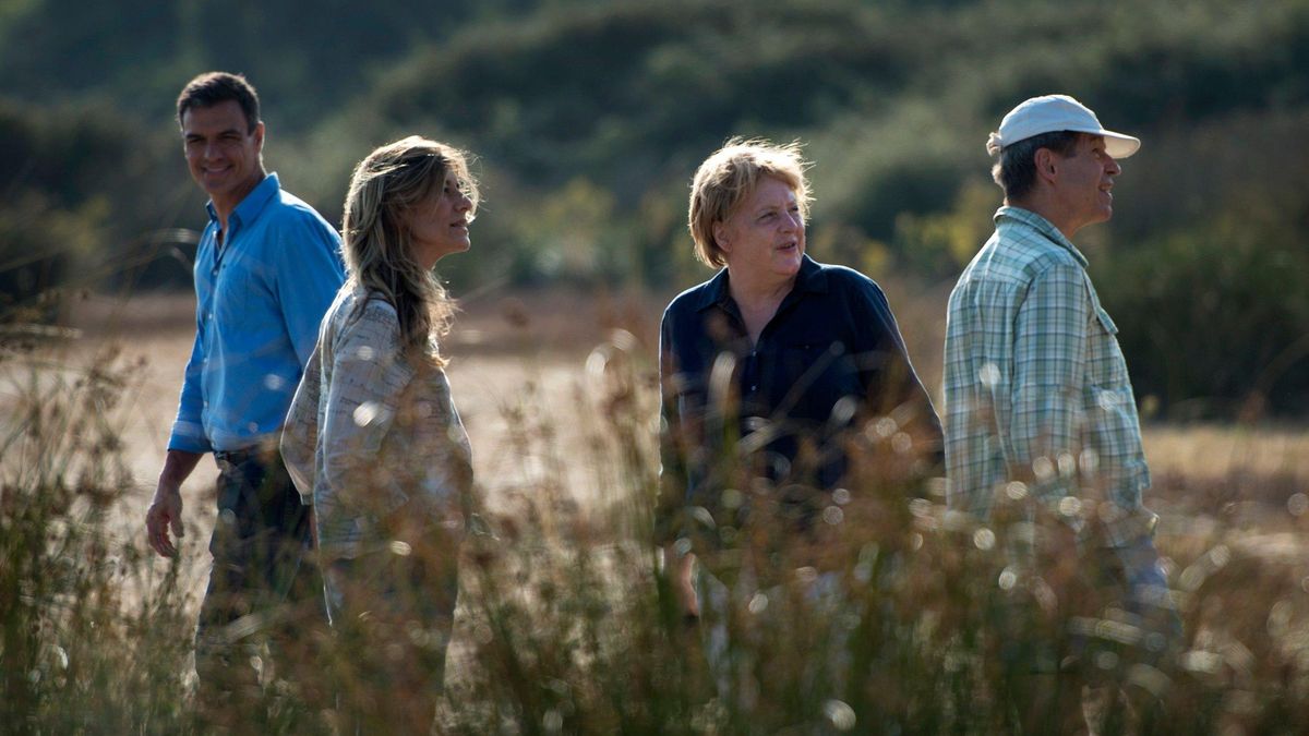 Pedro Sánchez y su mujer Begoña Gómez visitan Doñana en 2018 acompañados por la canciller Angela Merkel y su marido Joachim Sauer. Pedro Sánchez y su mujer Begoña Gómez visitan Doñana en 2018 acompañados por la canciller Angela Merkel y su marido Joachim Sauer.