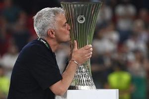 José Mourinho besa el trofeo de la Conference League