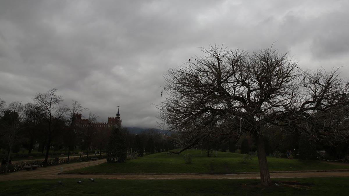 Nubes de lluvia sobre Barcelona, en una imagen tomada en el parque de la Ciutadella.