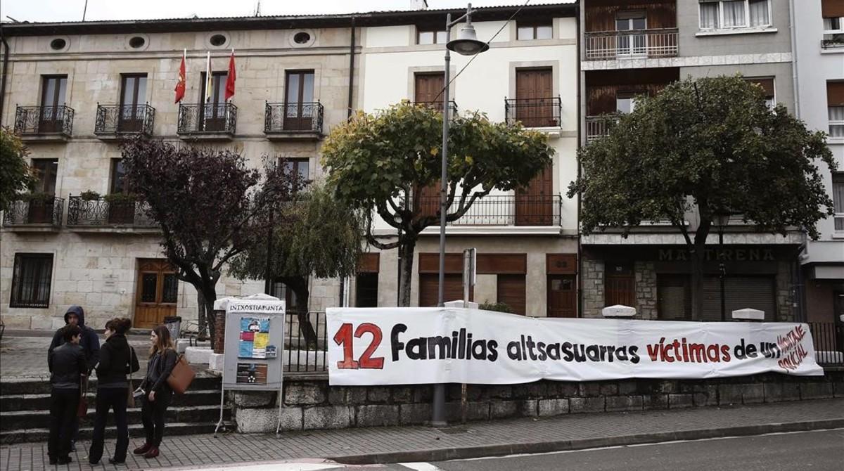 Pancarta colocada en el Ayuntamiento de Alsasua tras las detenciones por la agresión a dos guardias civiles.