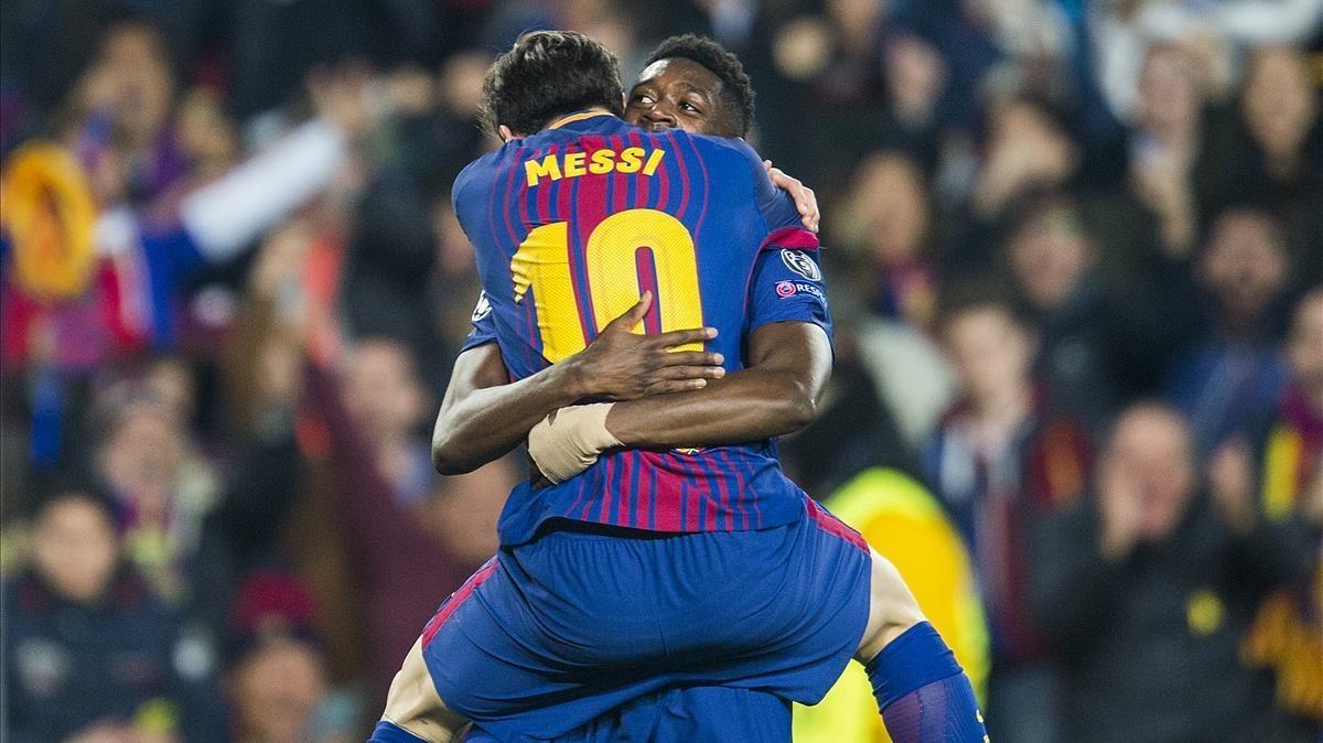 Messi abraza a Dembélé tras el gol que marcó este al Chelsea en el Camp Nou.