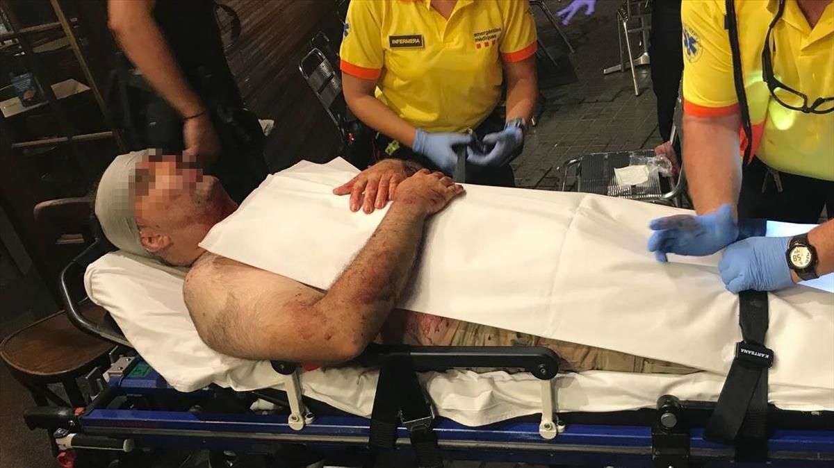 Ferit greu un turista després de ser agredit per uns manters a Barcelona Ferit greu un turista després de ser agredit per uns manters a Barcelona