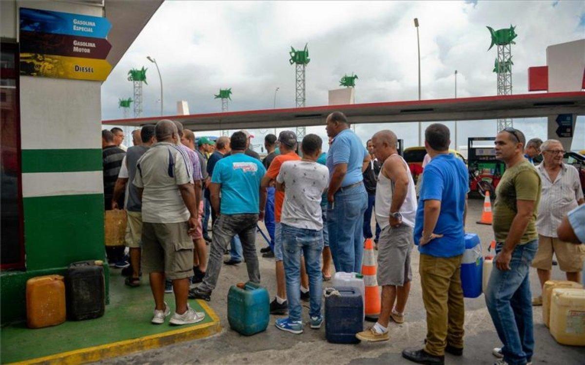 Ciudadanos haciendo fila para conseguir combustibles en Cuba.