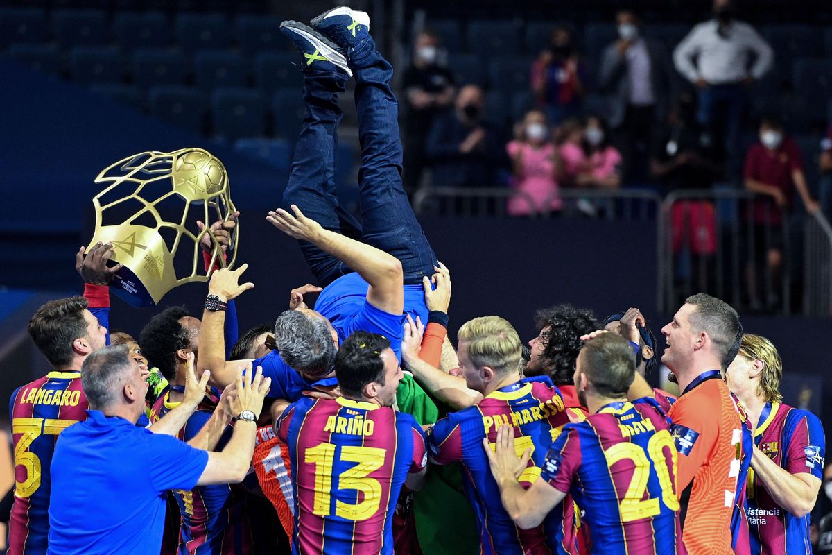 Los azulgranas mantean a Xavi Pascual tras ganar la Champions en Colonia. Los azulgranas mantean a Xavi Pascual tras ganar la Champions en Colonia.