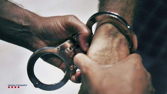 Tres detenidos y dos policías heridos en un atraco a una casa de apuestas de Barcelona