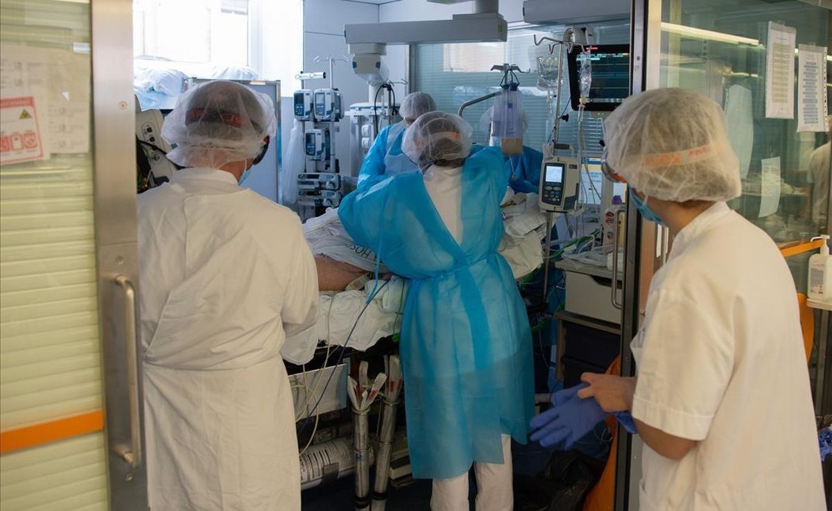 Cuidado de pacientes con covid en el Hospital Clínic de Barcelona. Cuidado de pacientes con covid en el Hospital Clínic de Barcelona.