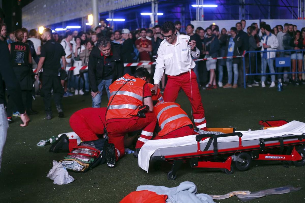 Servicios médicos intentan reanimar al acróbata accidentado en el festival Mad Cool de Madrid. Servicios médicos intentan reanimar al acróbata accidentado en el festival Mad Cool de Madrid.