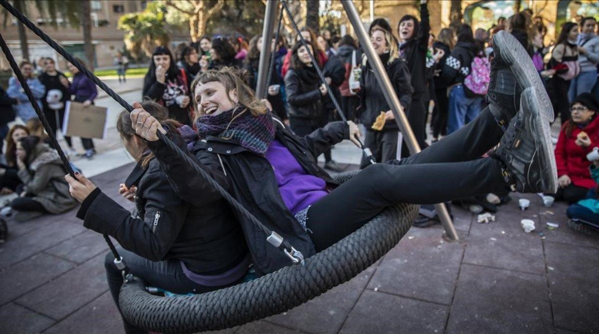Un piquete en Benimaclet, Valencia, durante la huelga feminista del 8M.