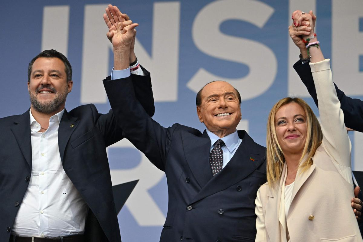 El líder de la Liga, Matteo Salvini, el de Forza Italia, Silvio Berlusconi, y la de Hermanos de Italia, Giorgia Meloni, este jueves en el cierre de campaña en Roma.