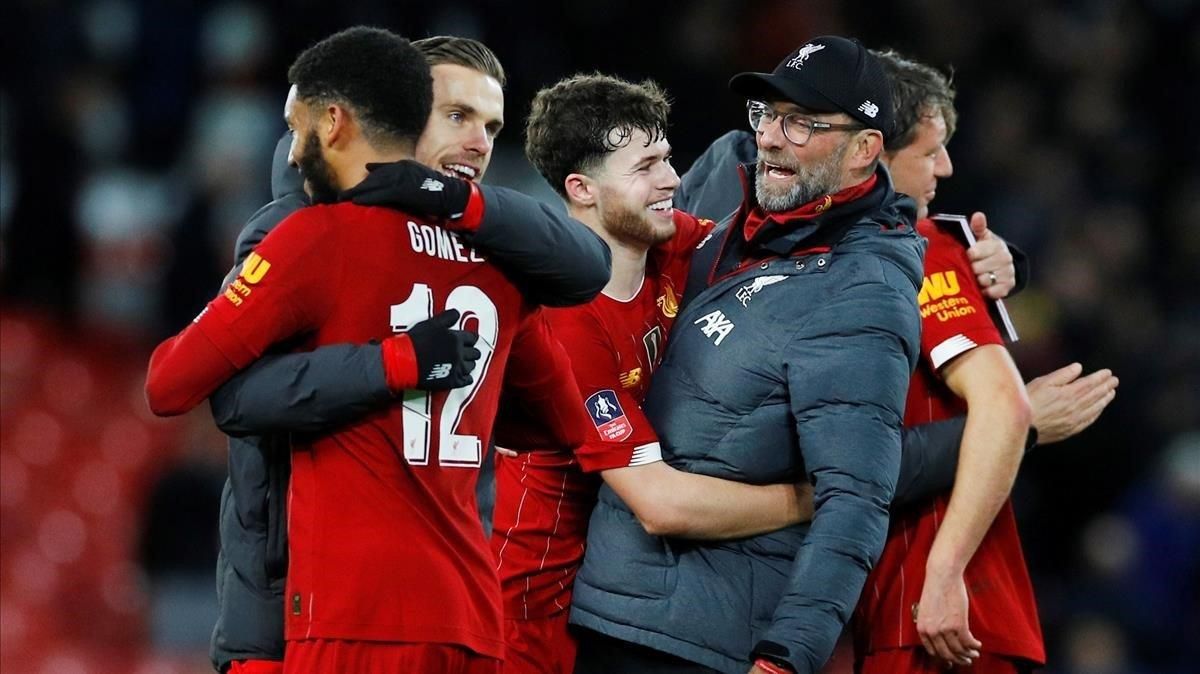 Klopp celebra con los jugadores del Liverpool un triunfo ante el Everton. Klopp celebra con los jugadores del Liverpool un triunfo ante el Everton.