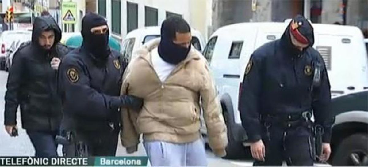 Uno de los detenidos en la operación de los Mossos contra las bandas latinas. Uno de los detenidos en la operación de los Mossos contra las bandas latinas.