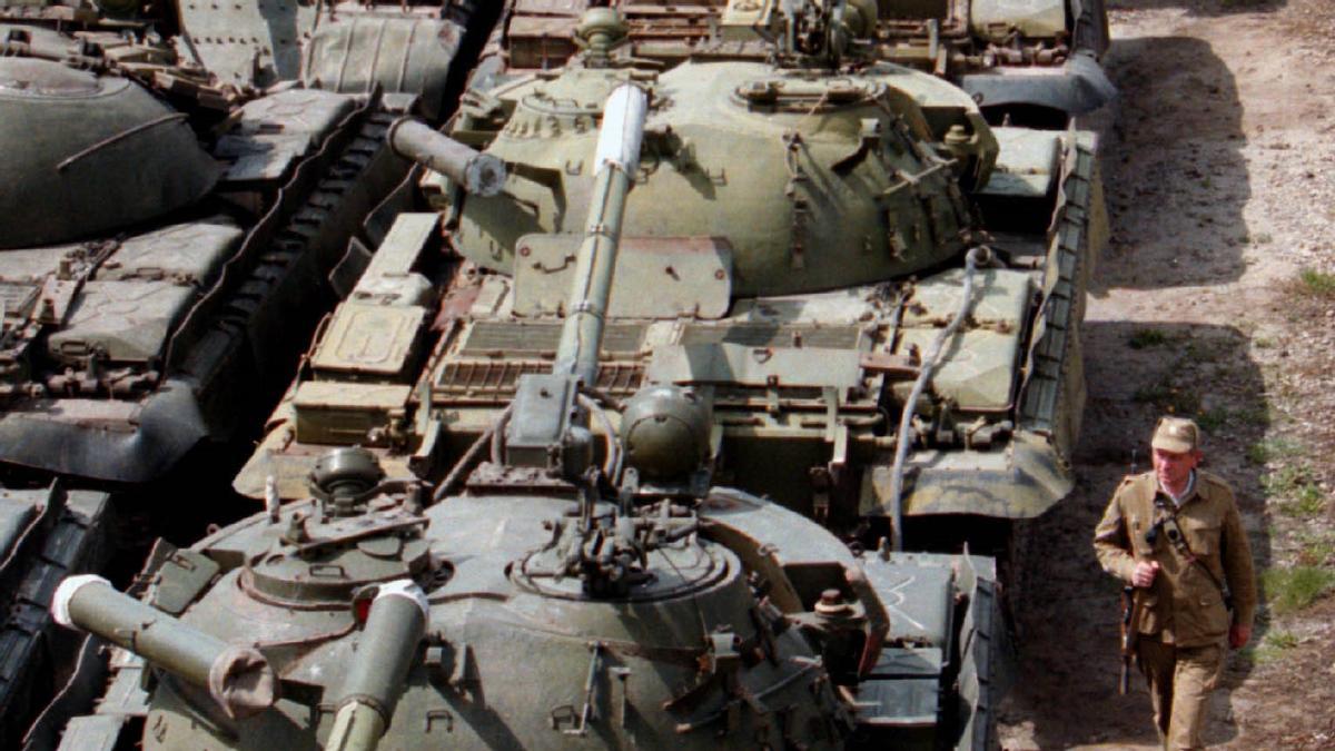 Depósito de carros de combate T-55 en Bielorrusia, hace 22 años.