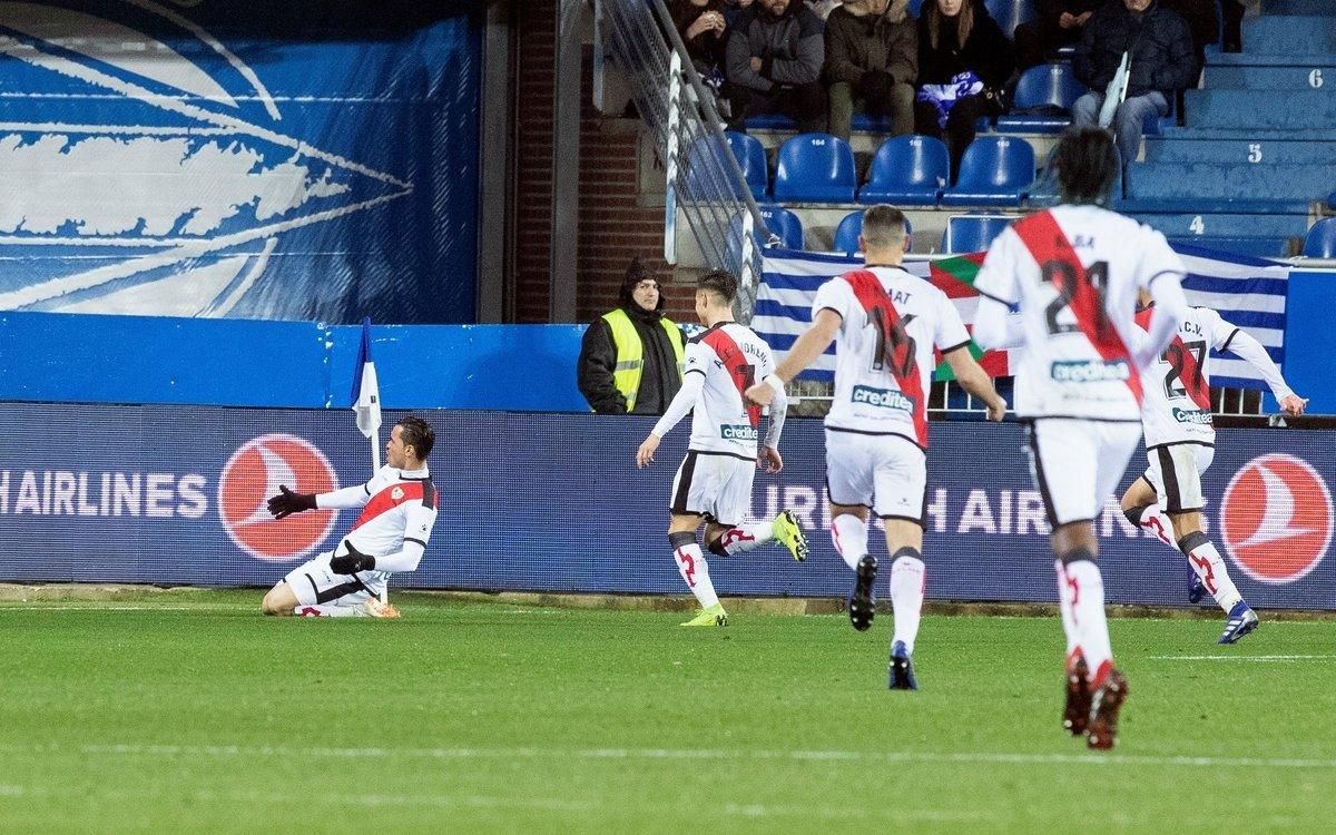 GRAF7259. Vitoria 28/01/2019.- Los jugadores del Rayo Vallecano celebran el primer y único gol del equipo madrileño durante el encuentro correspondiente a la jornada 21 de primera división que han disputado frente al Alavés en el estadio de Mendizorroza, en Vitoria. EFE/Adrián Ruiz de Hierro. GRAF7259. Vitoria 28/01/2019.- Los jugadores del Rayo Vallecano celebran el primer y único gol del equipo madrileño durante el encuentro correspondiente a la jornada 21 de primera división que han disputado frente al Alavés en el estadio de Mendizorroza, en Vitoria. EFE/Adrián Ruiz de Hierro.