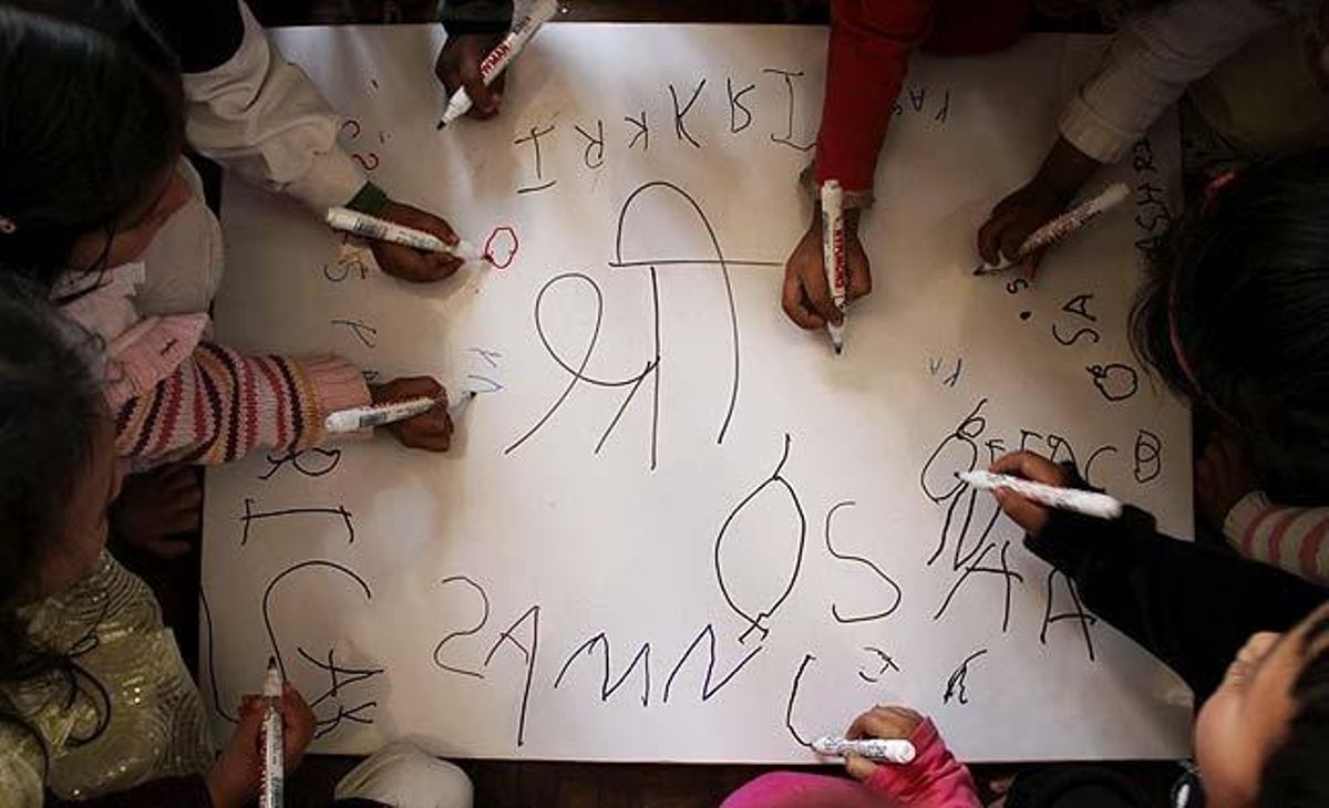 Un grup de nens escriuen lletres en una cartolina durant la commemoració del festival Bsant Panchmi, en un jardí infantil a Kàtmandu (Nepal). Els estudiants nepalesos visiten els temples durant aquest dia per rendir culte a la deessa Saraswati, muller de Brahma, deessa de l’aprenentatge i la saviesa. Un grup de nens escriuen lletres en una cartolina durant la commemoració del festival Bsant Panchmi, en un jardí infantil a Kàtmandu (Nepal). Els estudiants nepalesos visiten els temples durant aquest dia per rendir culte a la deessa Saraswati, muller de Brahma, deessa de l’aprenentatge i la saviesa.