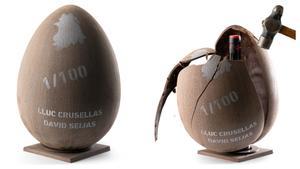 El huevo gigantesco de chocolate que contiene una botella de vino.