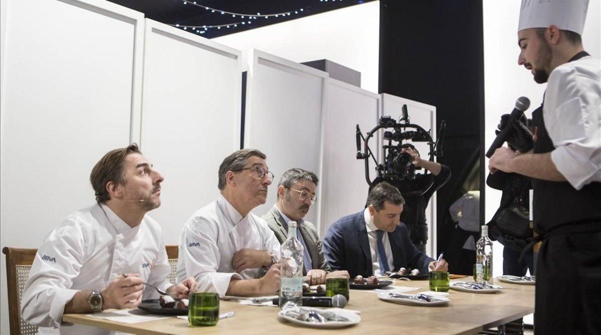 Los hermanos Roca y Óscar Moya escuchan a uno de los aspirantes, que explica su plato. Los hermanos Roca y Óscar Moya escuchan a uno de los aspirantes, que explica su plato.