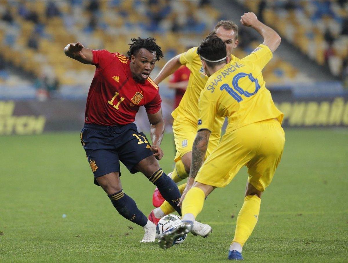 Adama, el mejor español ante Ucrania, rebasa a un rival durante el partido. Adama, el mejor español ante Ucrania, rebasa a un rival durante el partido.