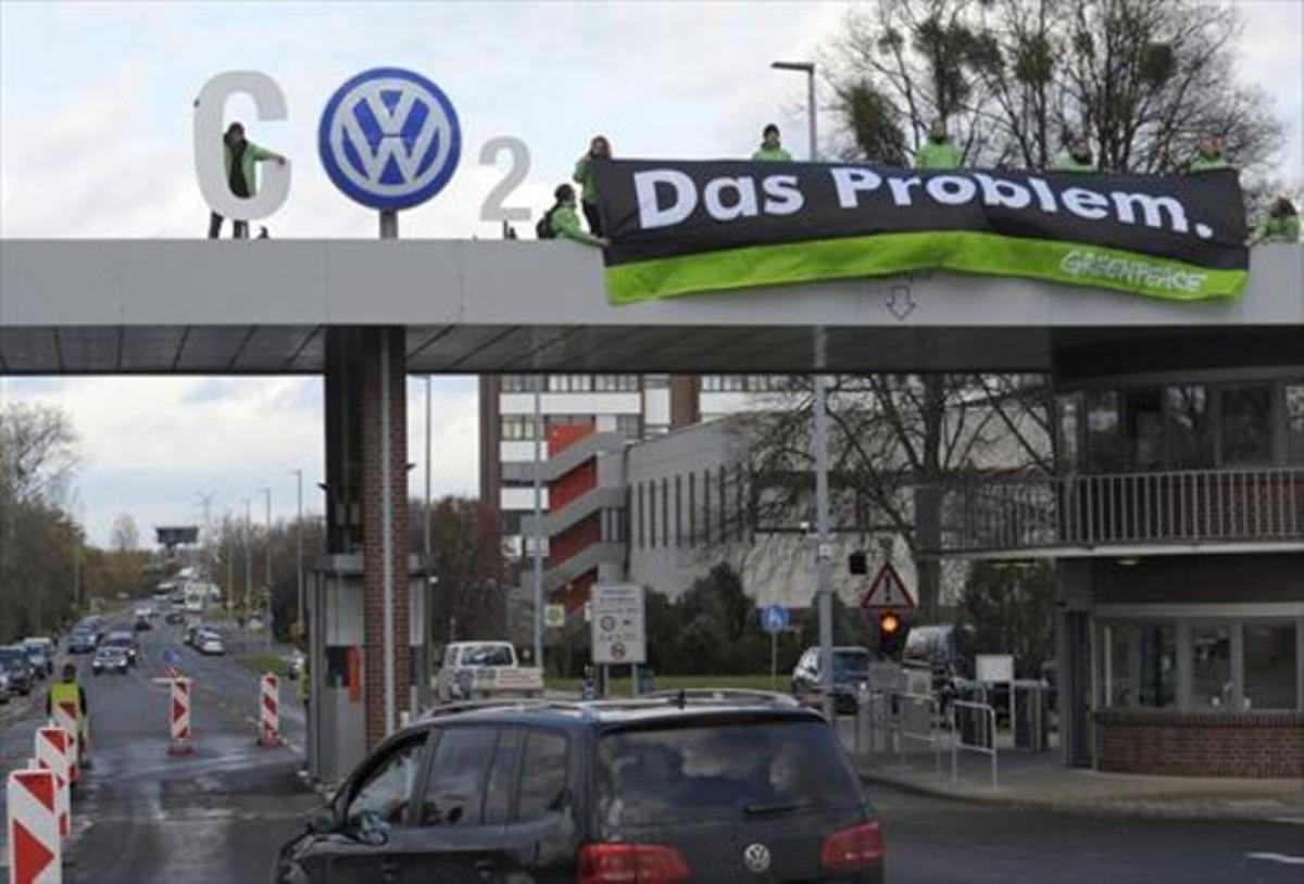 Activistas de Greenpeace protestan junto al logotipo de Volkswagen en la fábrica de Wolfsburg (Alemania), ayer.