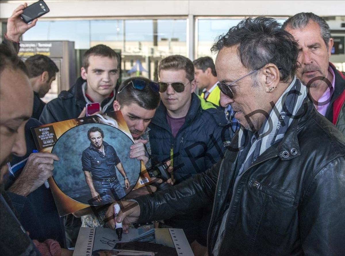 Bruce Springsteen firmando autógrafos tras llegar, esta mañana, a Barcelona. 