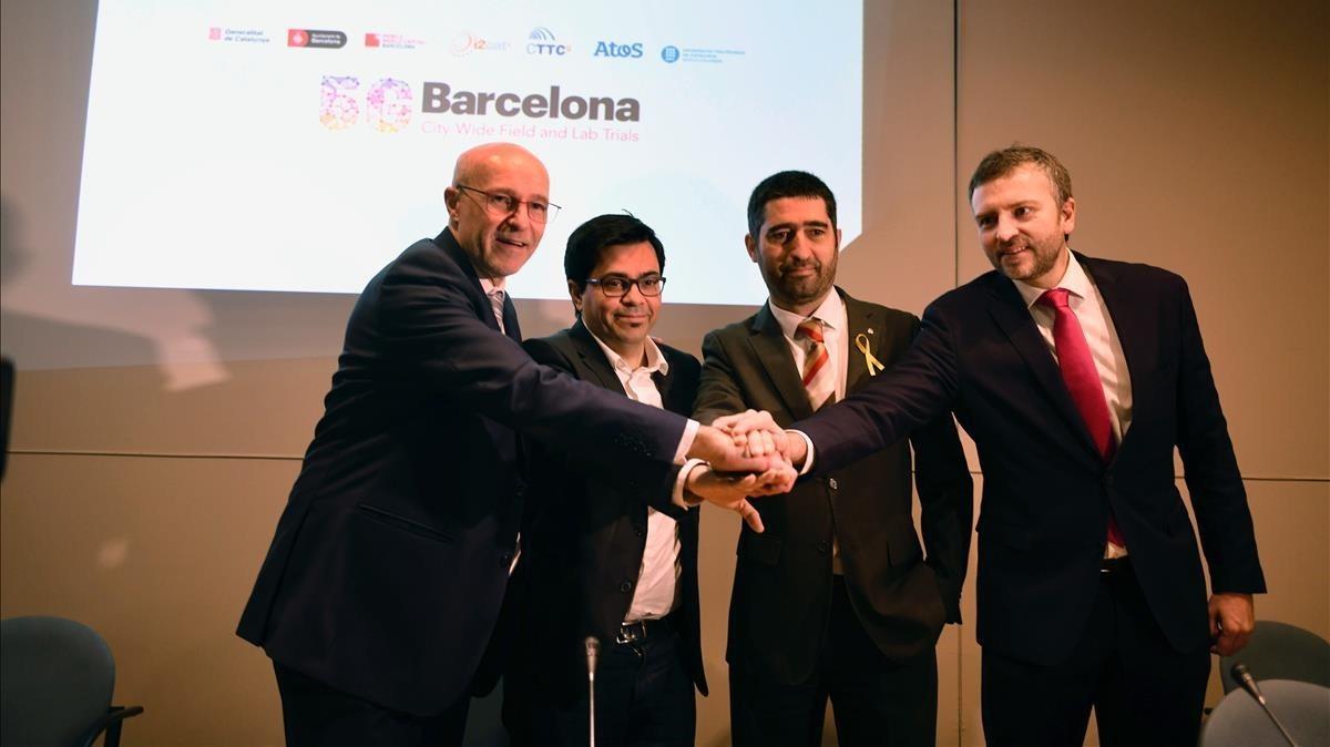 Catalunya y Barcelona refuerzan la candidatura para ser uno de los laboratorios del 5G. En la imagen de izquierda a derecha aparecen Carlos Grau, Gerardo Pisarello, Jordi Puigneró y Sergi Figuerola.