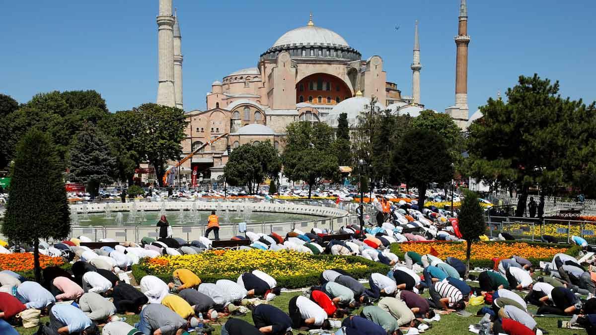 Santa Sofía renace como mezquita de Estambul. En la foto, momento de la oración de los musulmanes que han acudido a los alrededores de la ya mezquita durante la celebración.