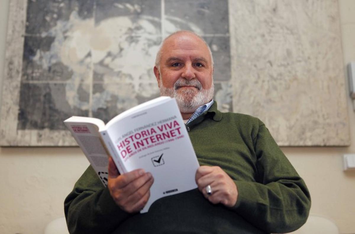 Luis Ángel Fernández Hermana, con su libro. Luis Ángel Fernández Hermana, con su libro.