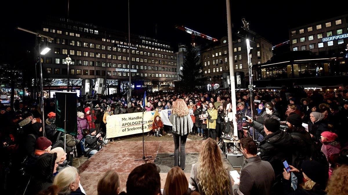 Protestas este martes en Estocolmo por la entrega del Nobel a Handke. Protestas este martes en Estocolmo por la entrega del Nobel a Handke.