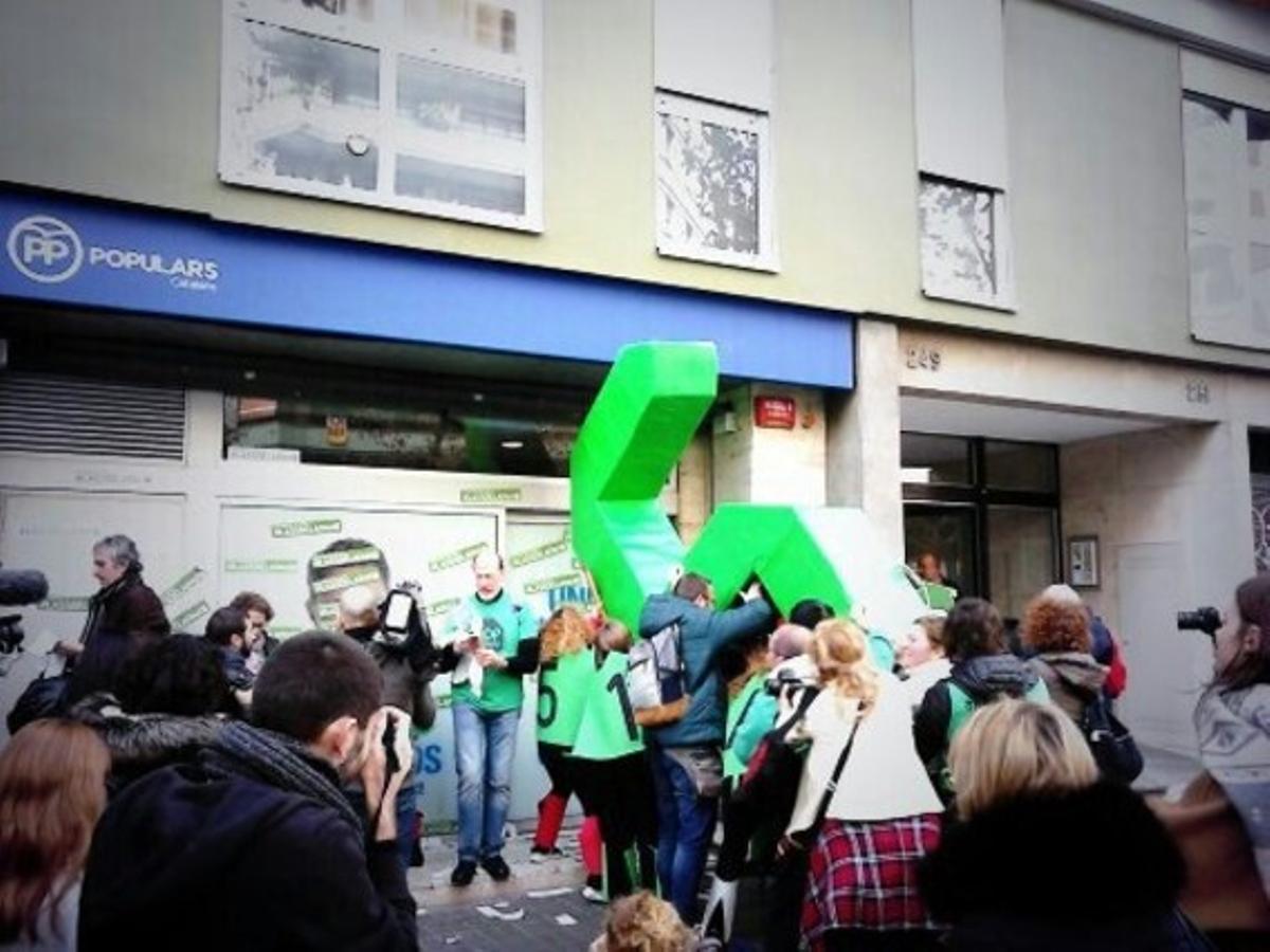 Acción de la PAH frente a la sede del PPC en Barcelona.