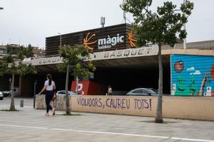 El centro comercial Màgic Badalona, tras la C-31, autopista urbana que parte la ciudad en dos