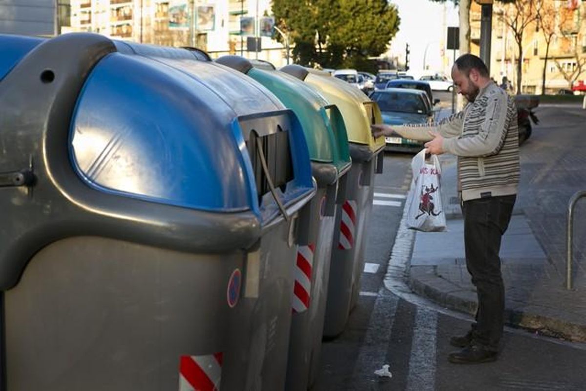 Un ciudadano utiliza un conjunto de contenedores de reciclaje en una calle de Barcelona. Un ciudadano utiliza un conjunto de contenedores de reciclaje en una calle de Barcelona.