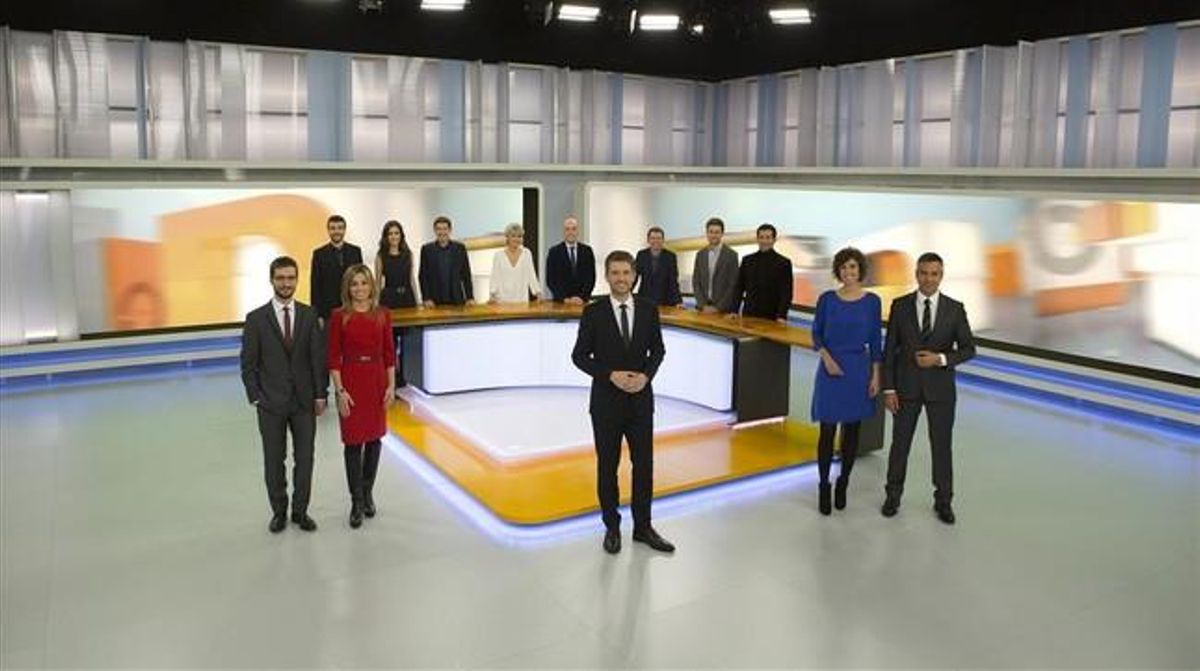 Els presentadors dels Telenotícies de TV-3, al plató dels informatius de la cadena. Els presentadors dels Telenotícies de TV-3, al plató dels informatius de la cadena.