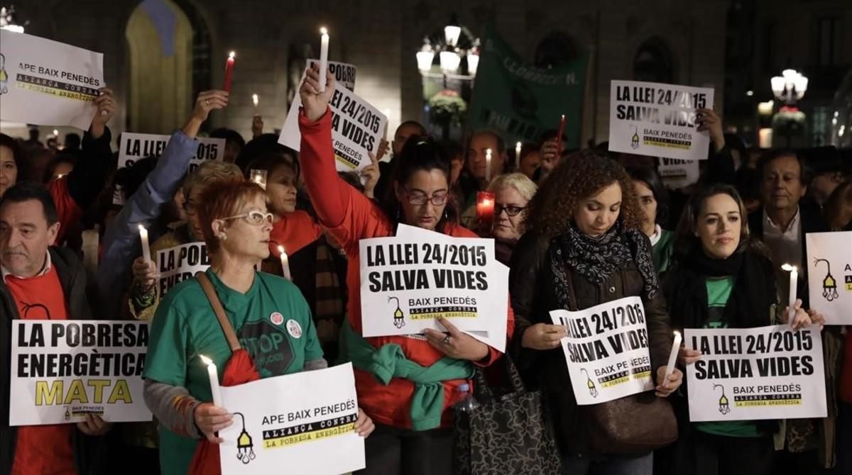 Protesta en Barcelona, el pasado mes de noviembre, por la muerte de una anciana en Reus, víctima de la pobreza energética. Protesta en Barcelona, el pasado mes de noviembre, por la muerte de una anciana en Reus, víctima de la pobreza energética.