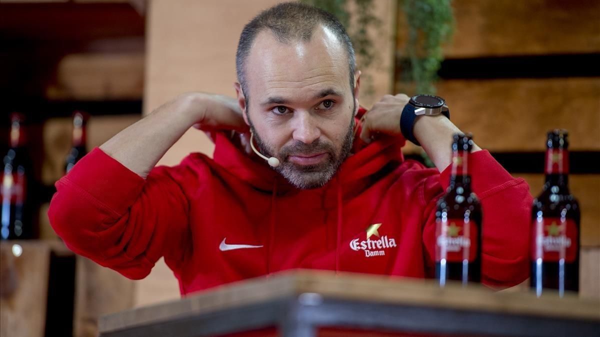 Iniesta, en un acto publicitario en la ciudad deportiva del Barça. Iniesta, en un acto publicitario en la ciudad deportiva del Barça.