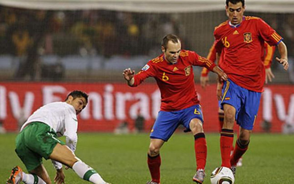 Iniesta y Busquet controlan el balón ante Cristiano Ronaldo, que no puede evitar que se lo quiten. Iniesta y Busquet controlan el balón ante Cristiano Ronaldo, que no puede evitar que se lo quiten.